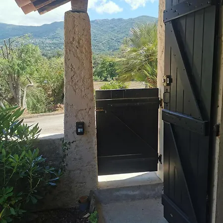 Сasa de vacaciones Maison Accueillante à Avec Jardin Clôturé. Calcatoggio (Corsica)